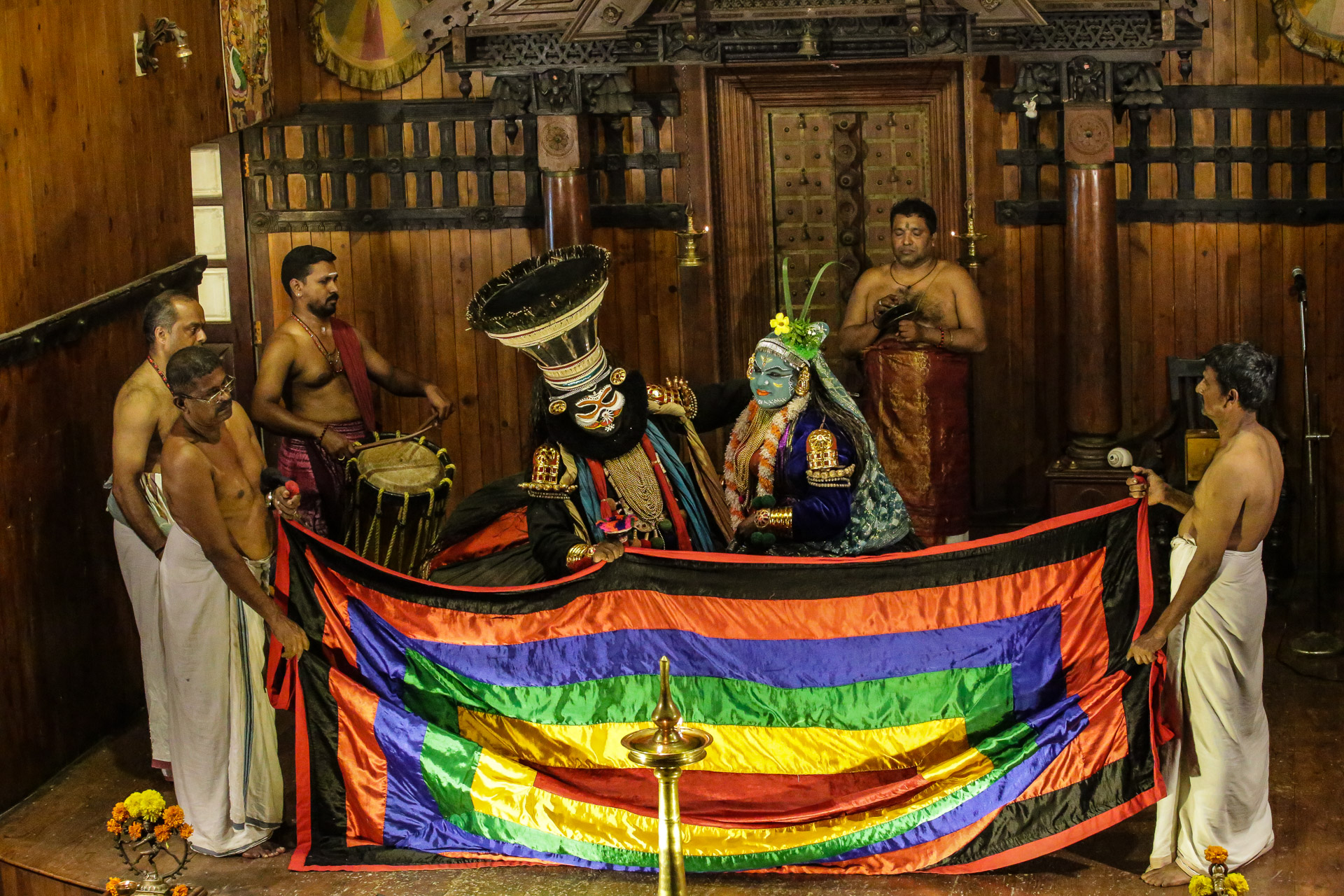 Vue d’ensemble de la scène Kathakali