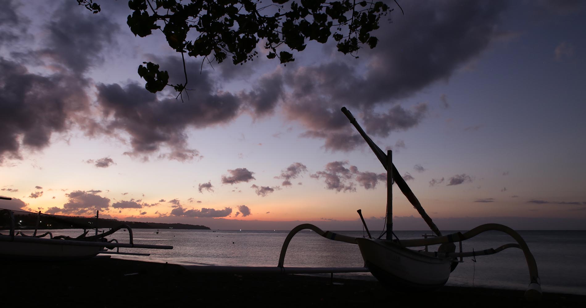  plage de sable noir d’Amed