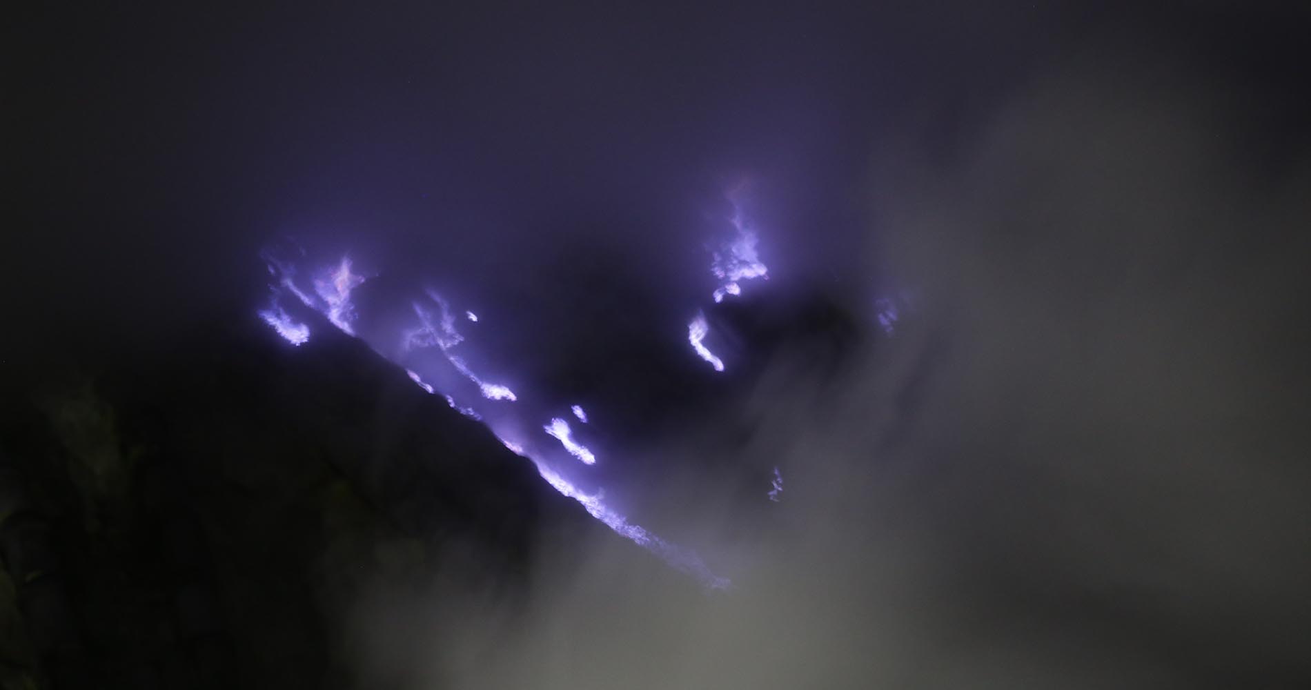 flammes bleues du volcan Kawah Ijen