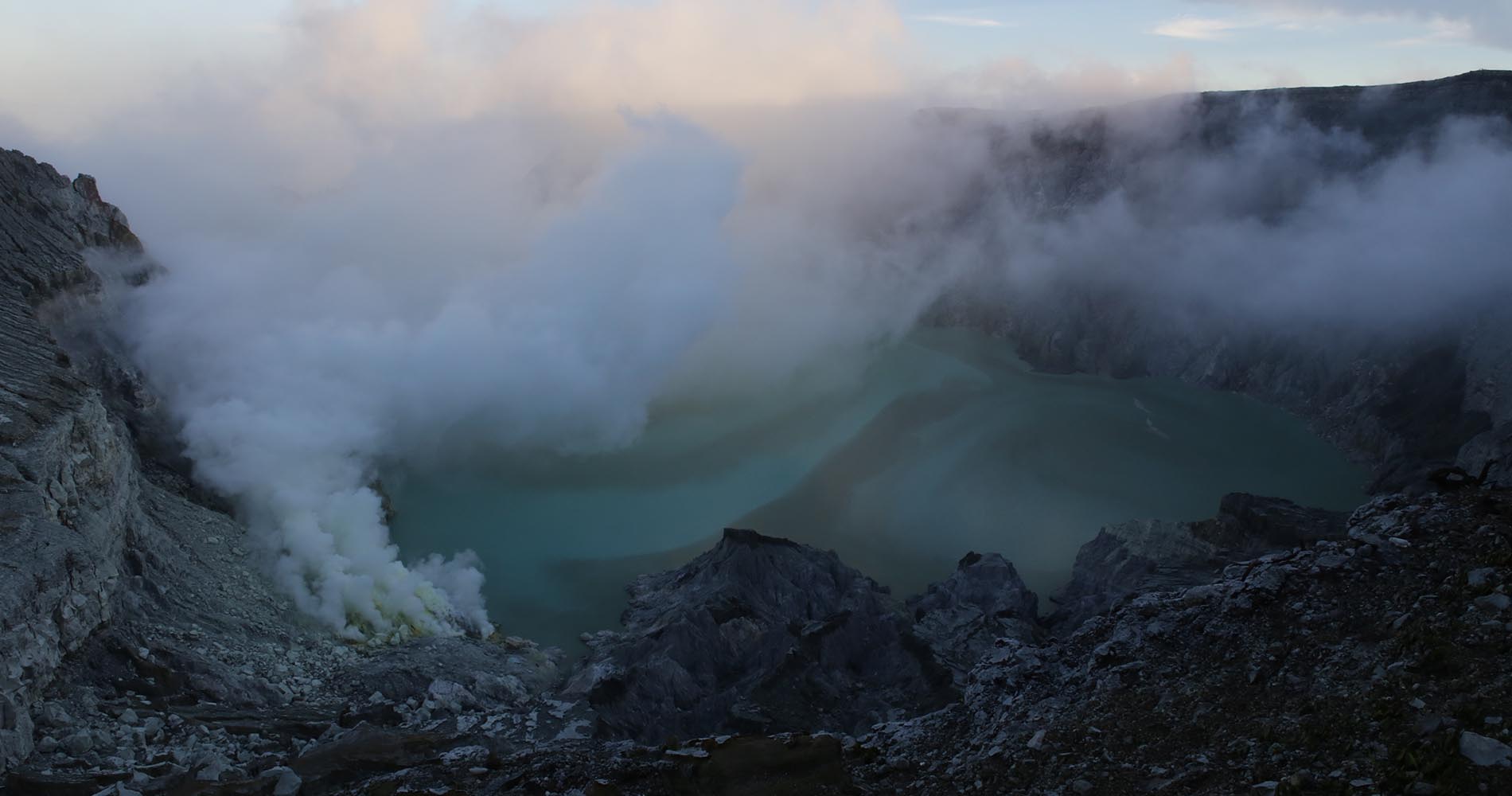 flammes bleues du volcan Kawah Ijen