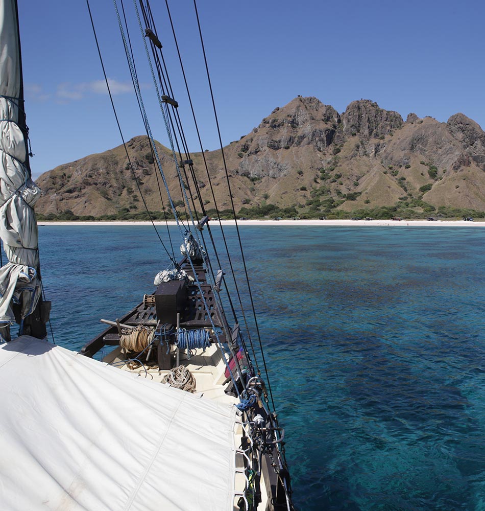 notre bateau toutes voiles dehors