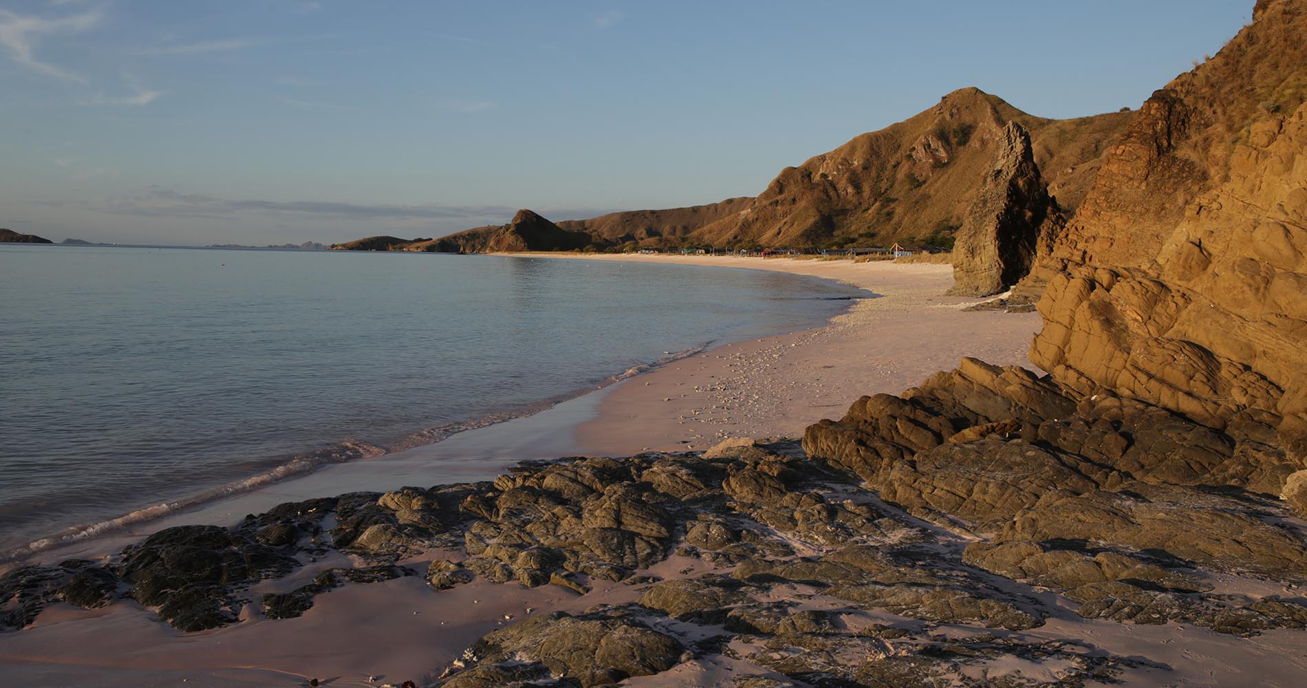 plage de sable rose