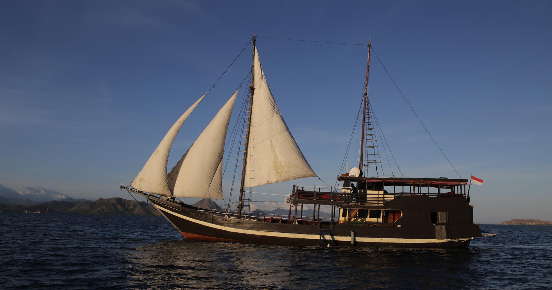 notre bateau toutes voiles dehors