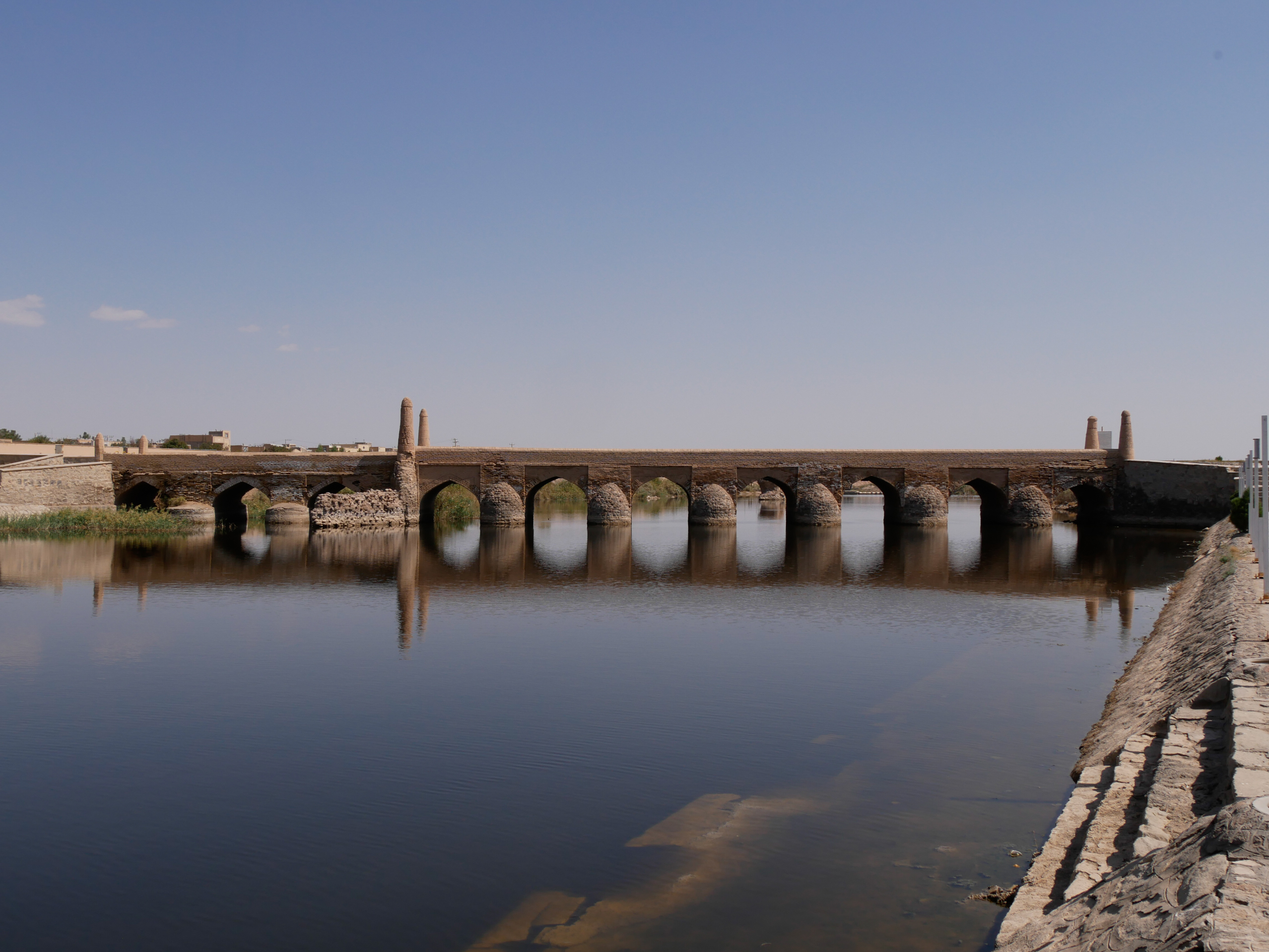Arrêt au pont sur la rivière Zayandehroud vieux de 900 ans