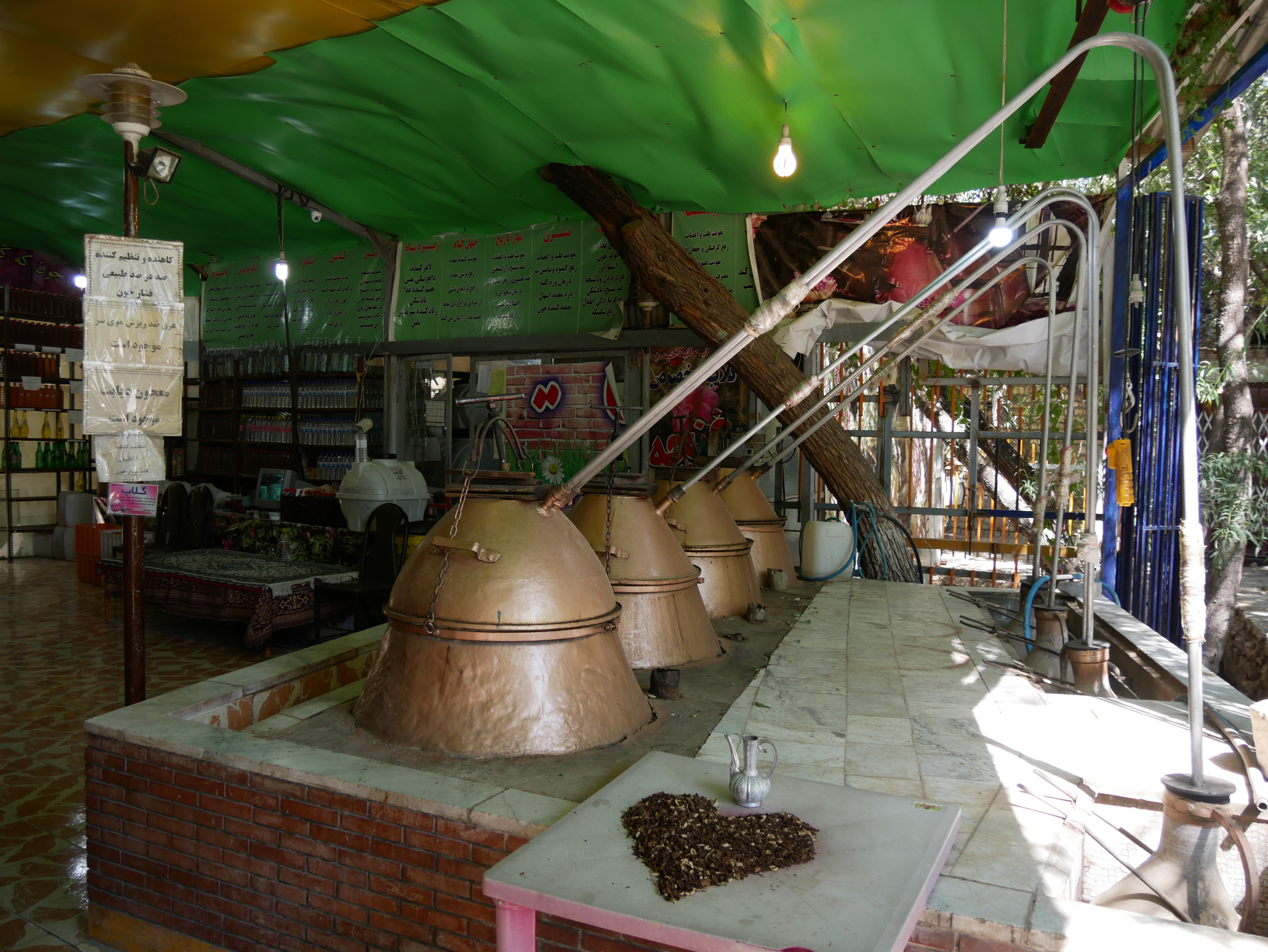 Distillerie de roses à Niasar