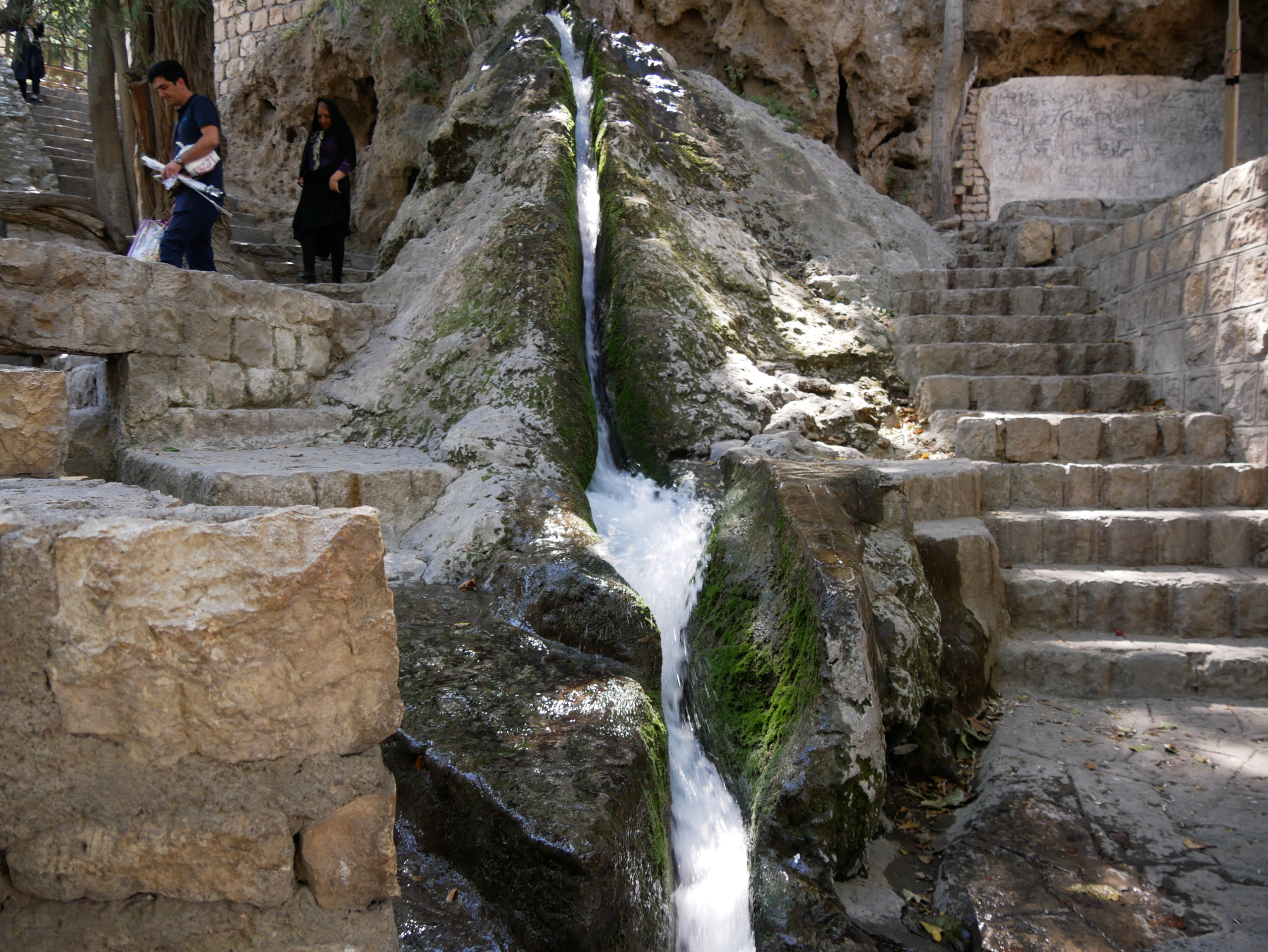 Le ruisseau vers la grotte Niasar Kashan