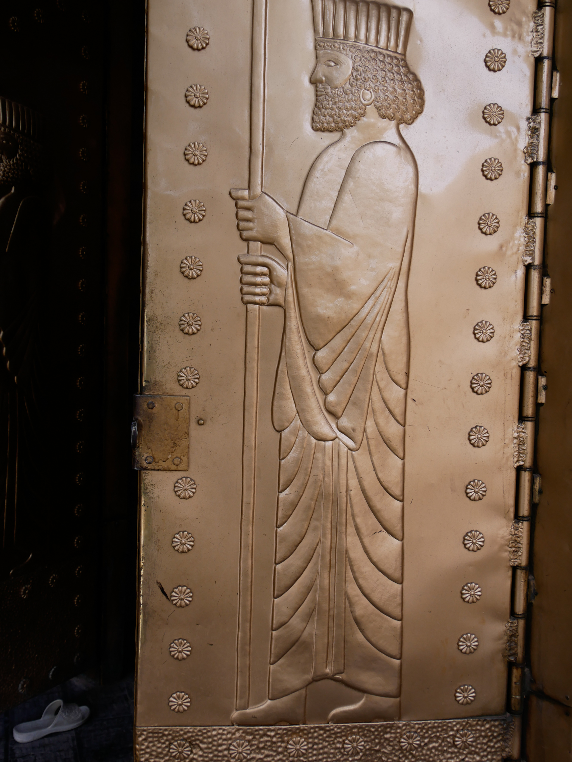 Les portes qui encadrent le temple rappellent les bas-reliefs de Persepolis - Yazd, Kharanak, Chak Chak