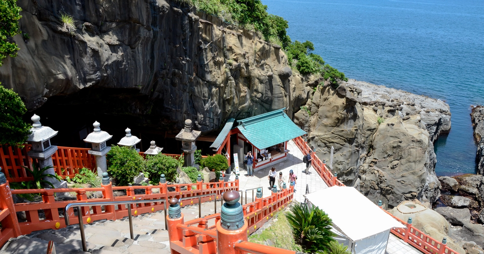 Sanctuaire shintoïste d'Udo surplombant l'océan - Japon
