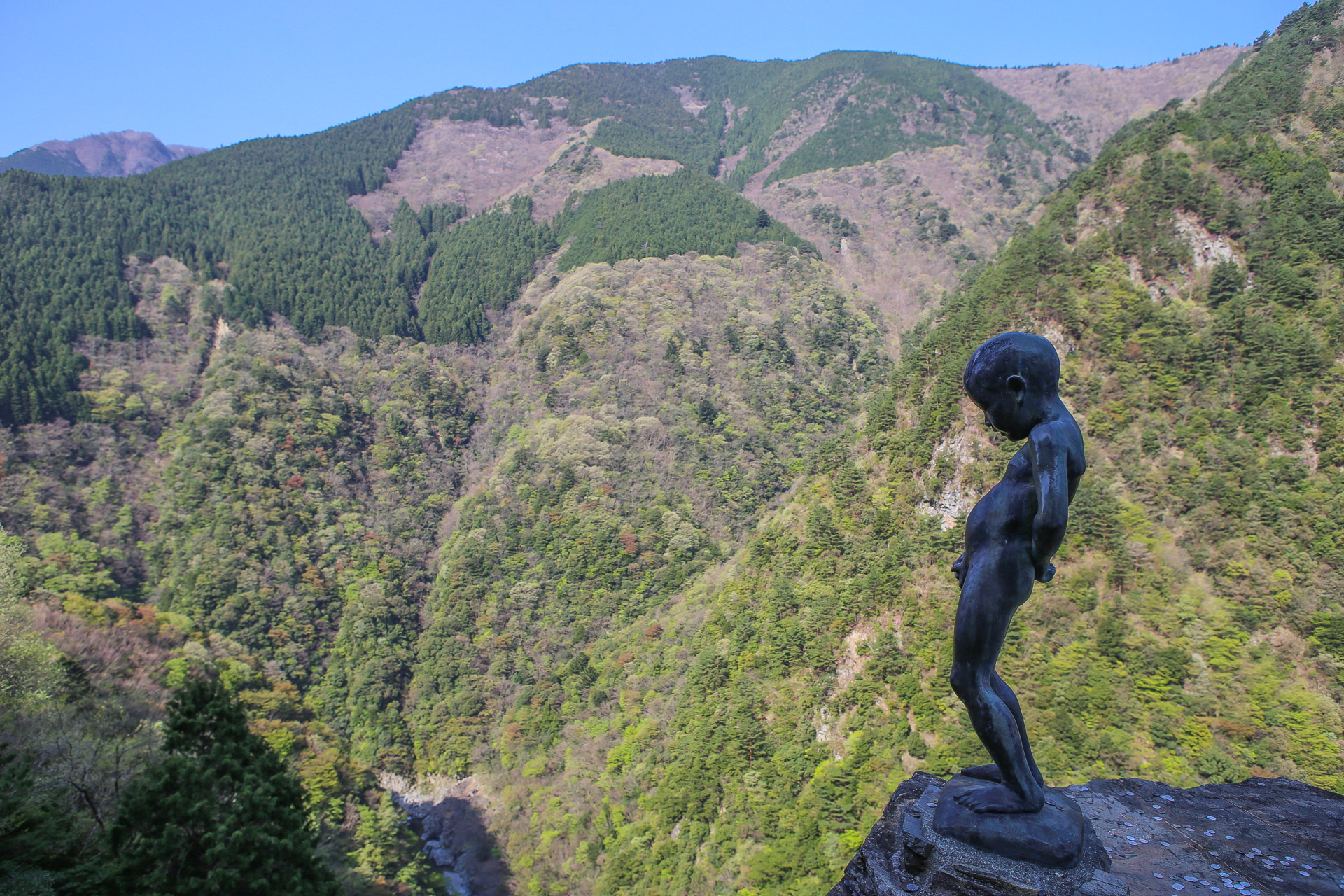 Shobenkozo, c’est le Manneken-Pis qui domine une falaise de 200 mètres au-dessus de la rivière