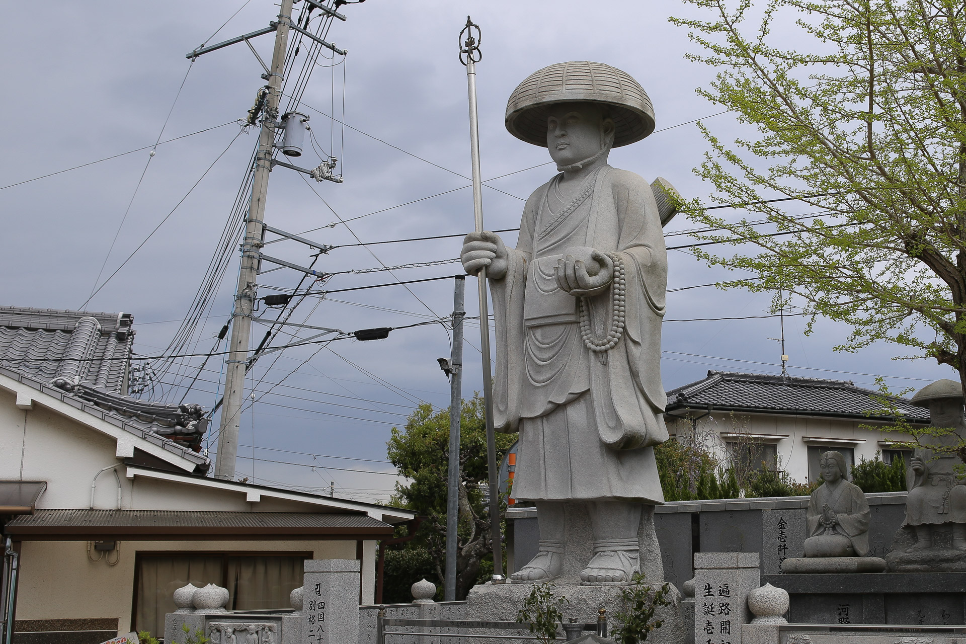 Le jeune Saburo, avec une pierre dans la main, premier pèlerin de Shikoku