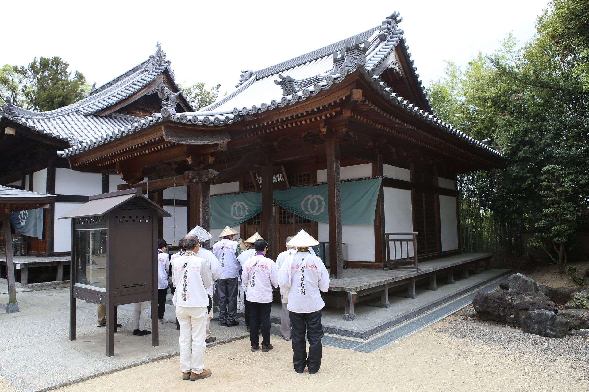 Pèlerins devant Sairin-ji