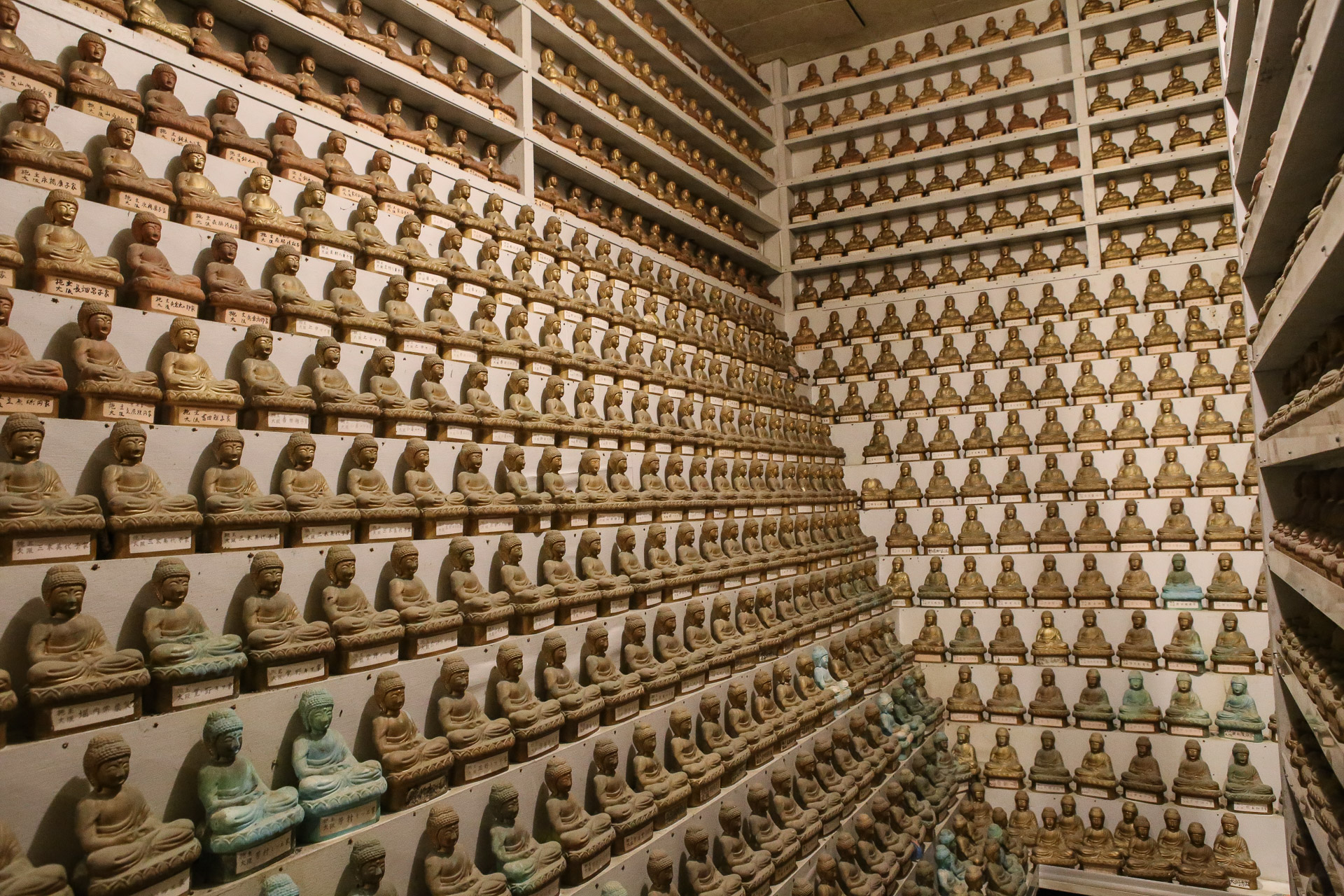 Sous le temple, 8000 statuettes d’Amida