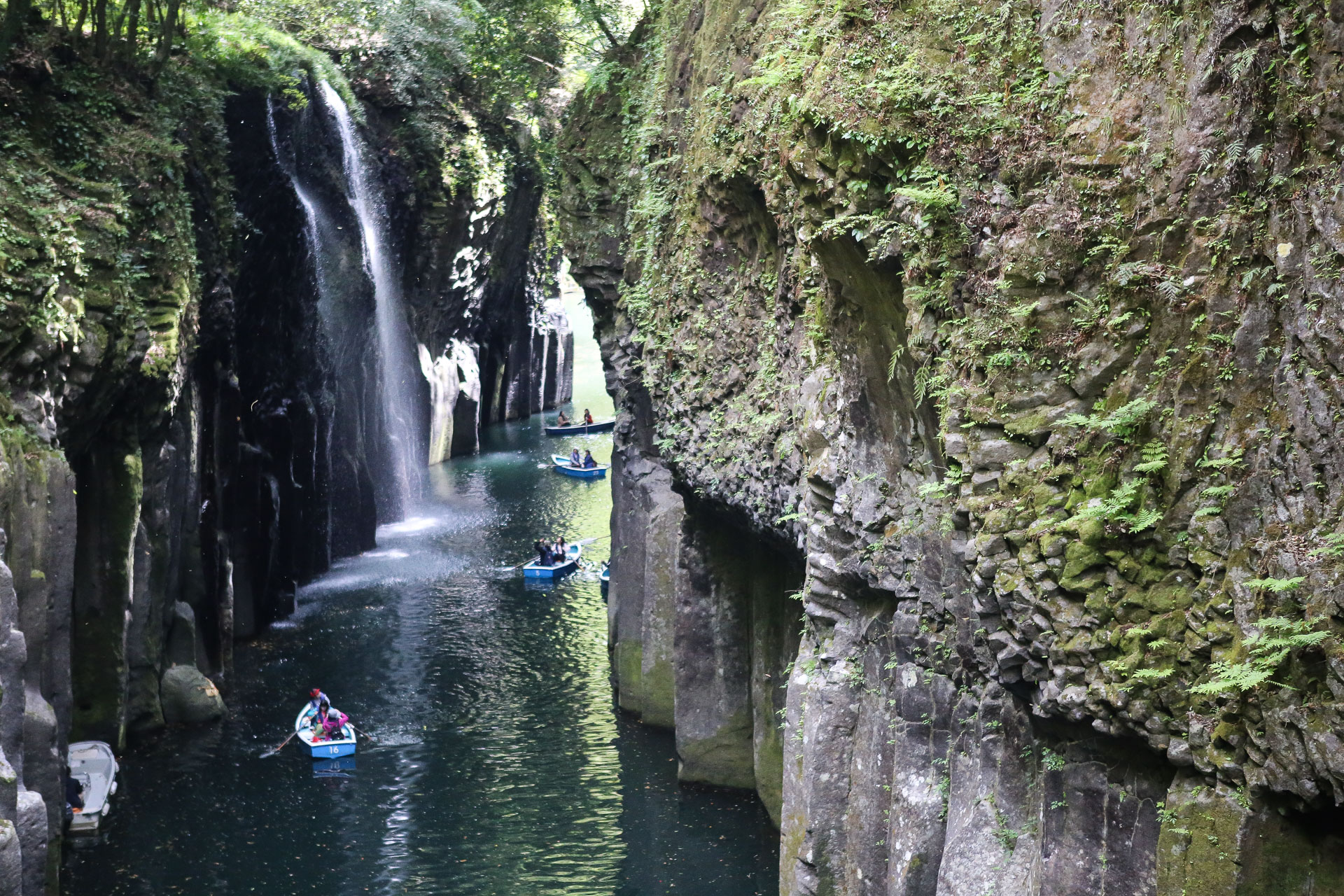 En barque dans la gorge de Takachiho