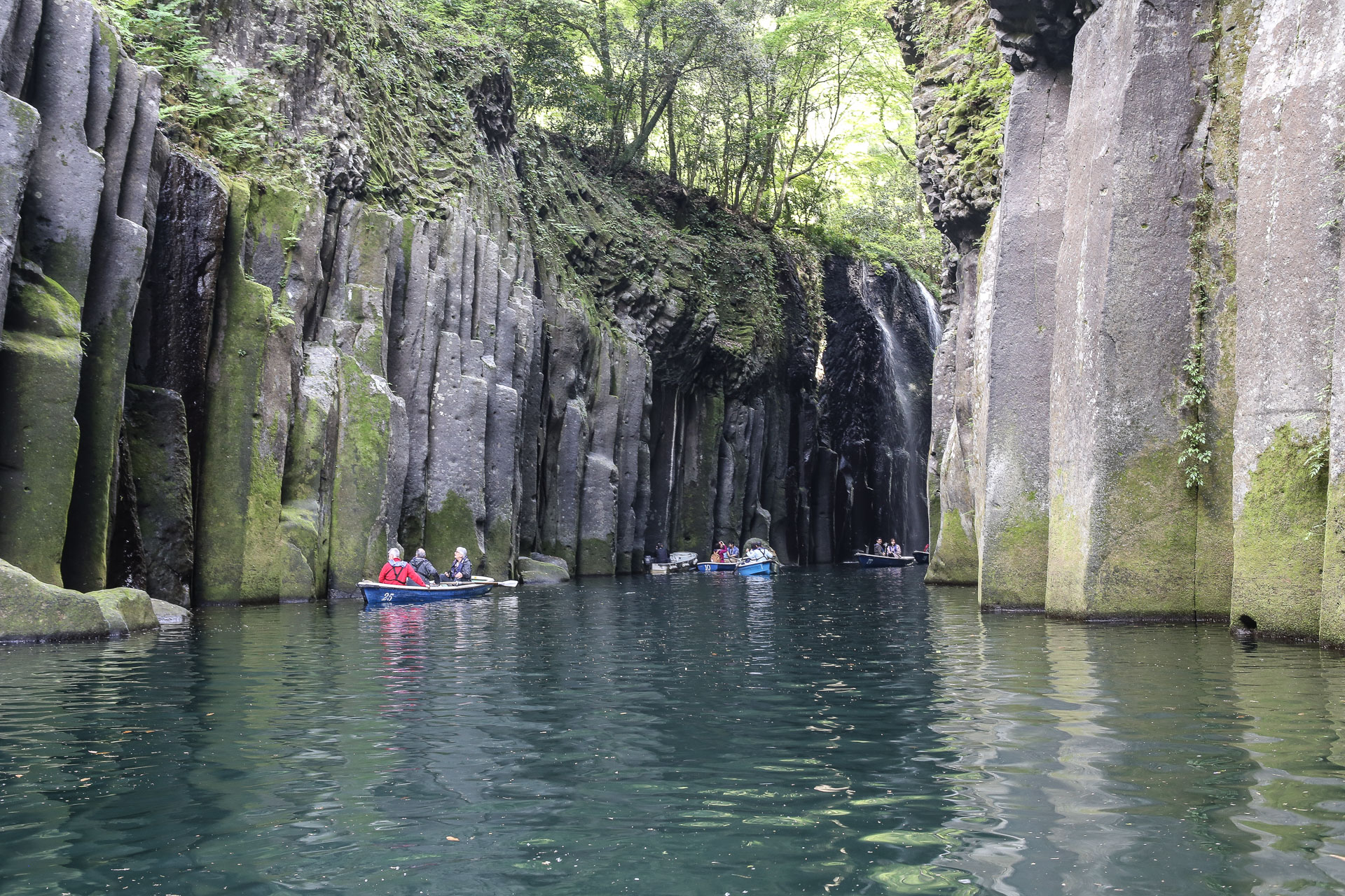 En barque dans la gorge de Takachiho