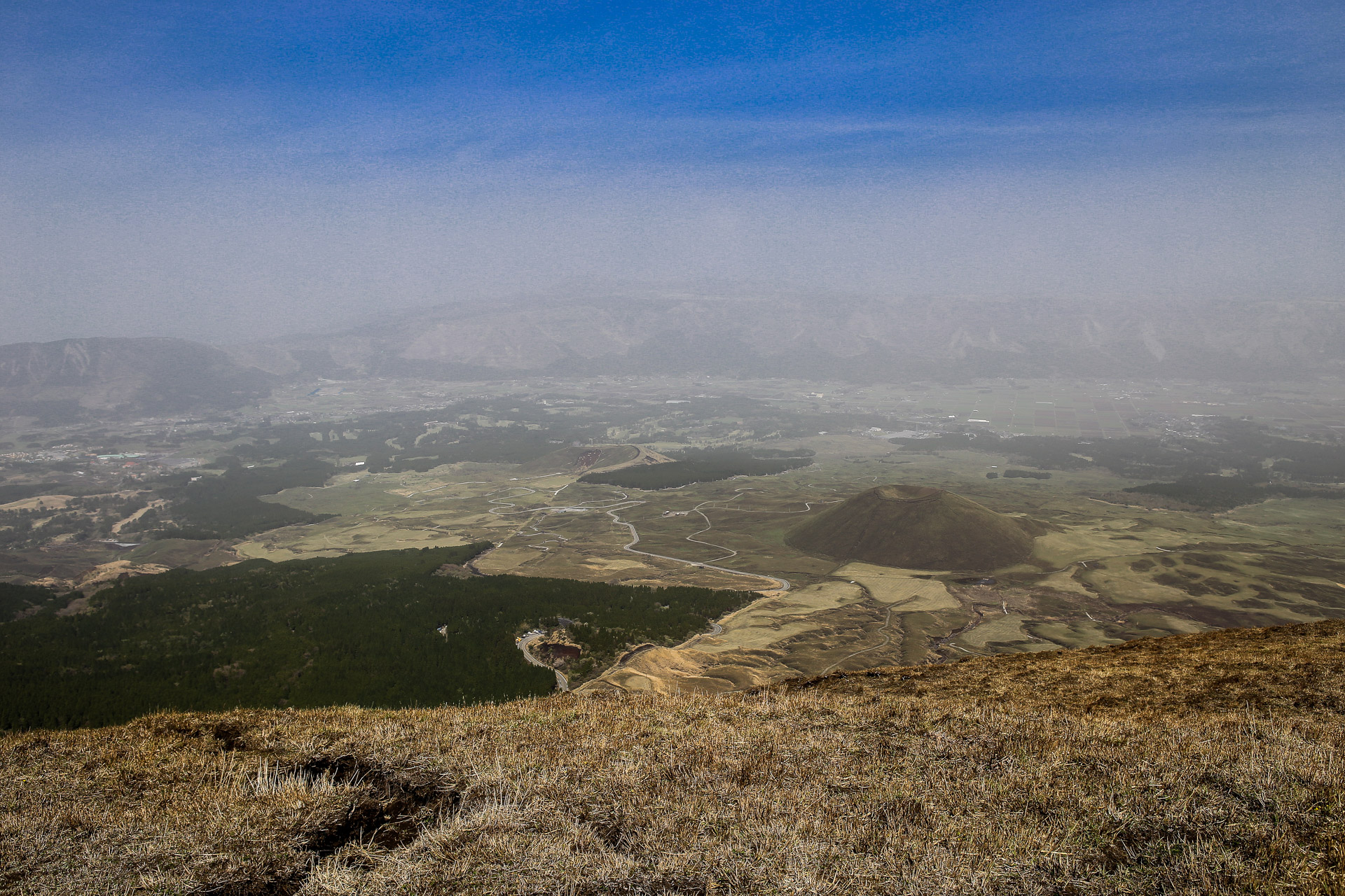 Vue sur la caldera du Mt Aso, avec un petit volcan éteint