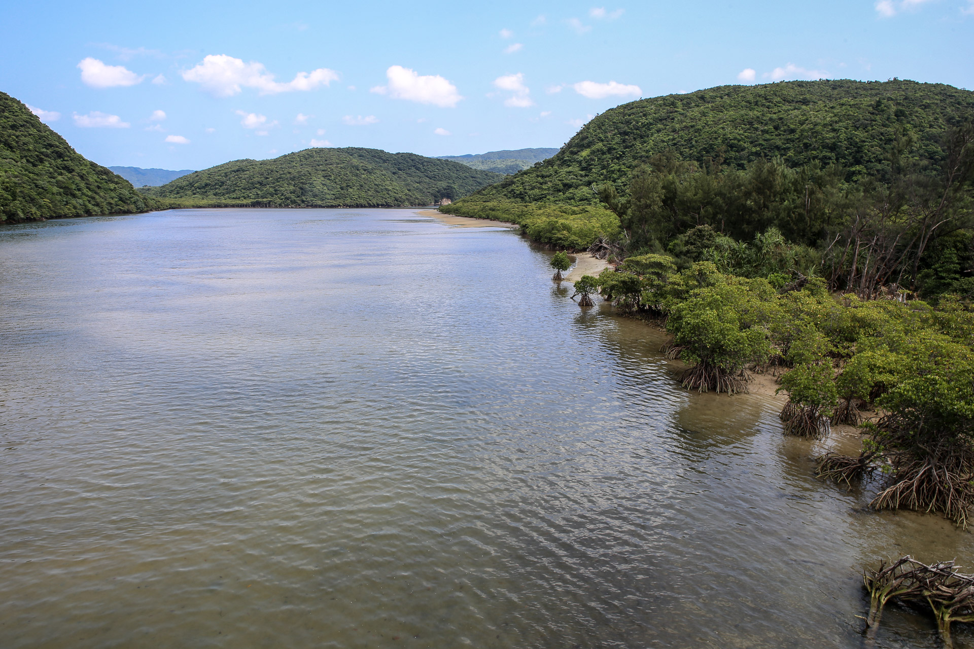 Le plus grand fleuve de l’île Yubu s’enfonce dans les terres