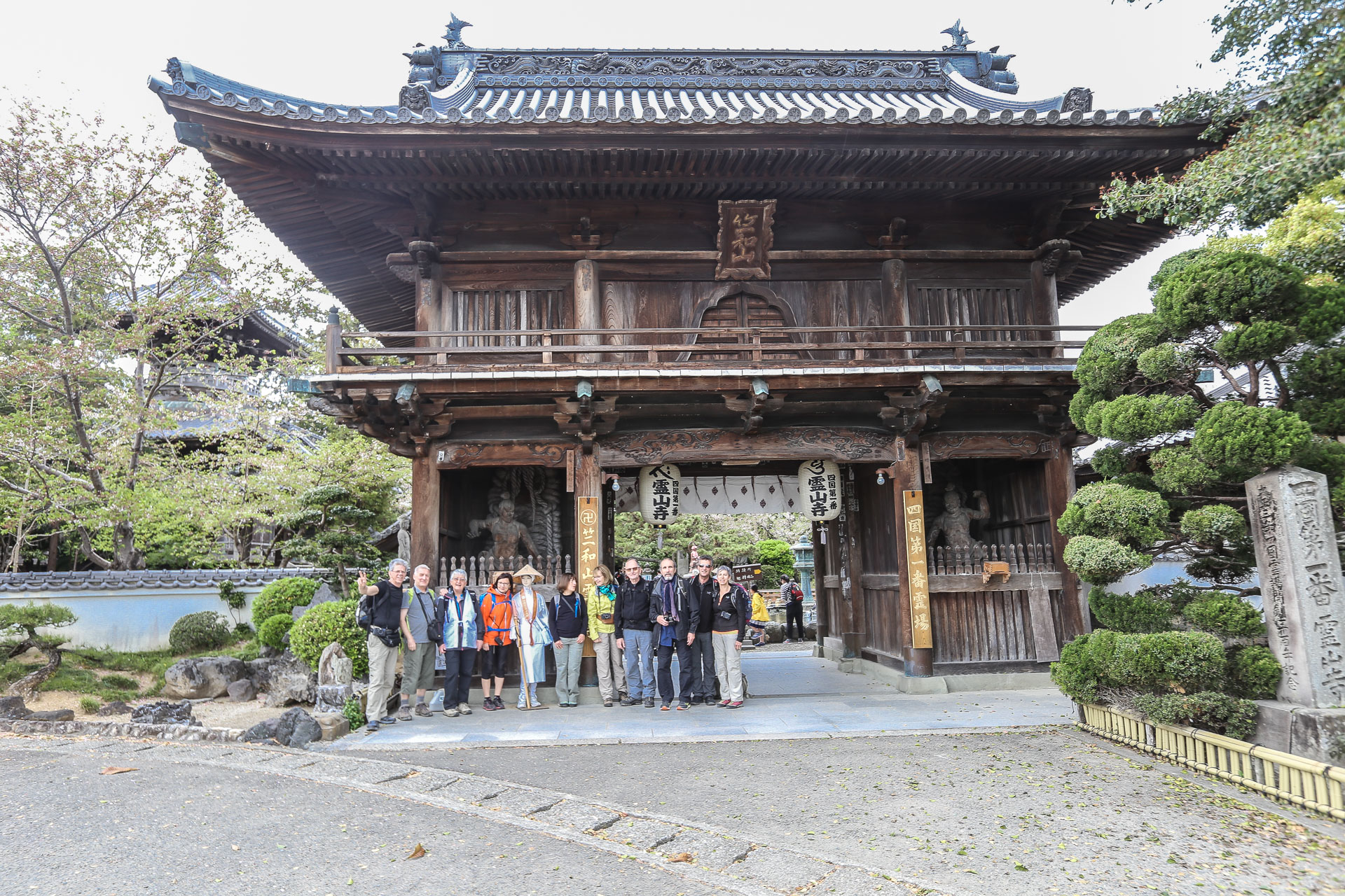 Pelerins Tirawa en voyage au japon devant Ryozen Ji