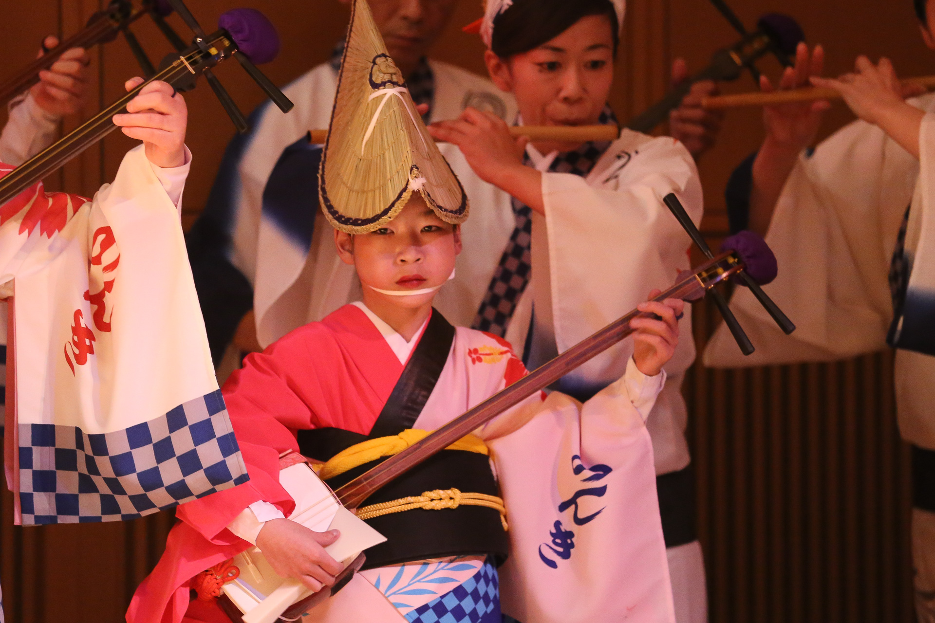 Une troupe de musiciens accompagne les danseurs