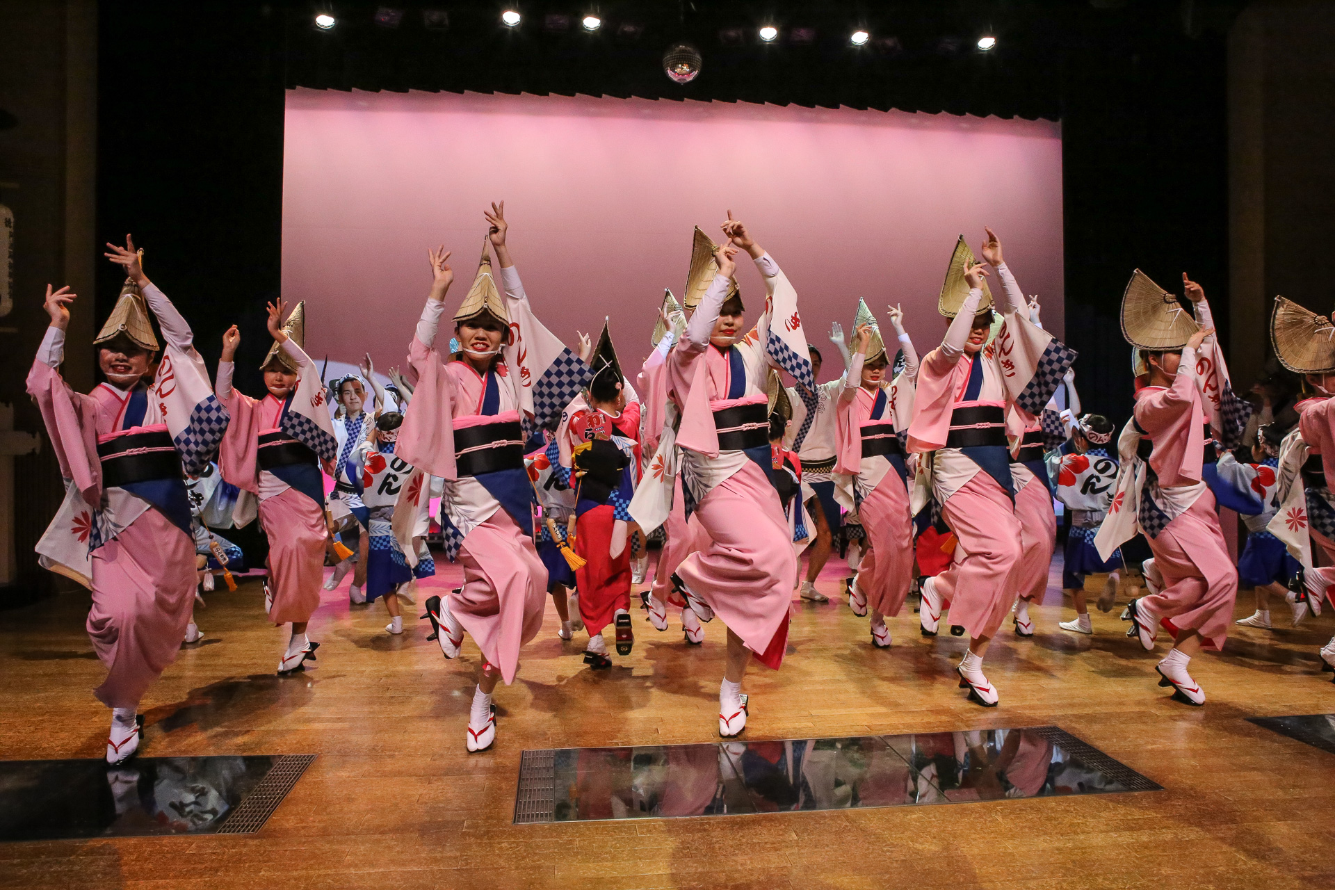 troupes danseurs awa odori