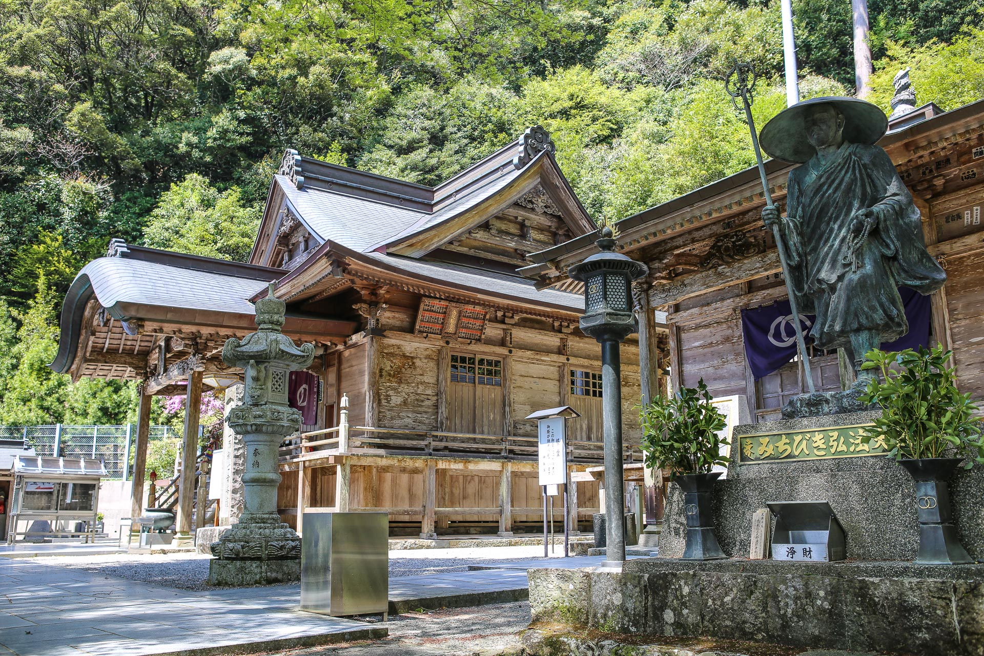 Sur le terreplein central de Konomine-ji