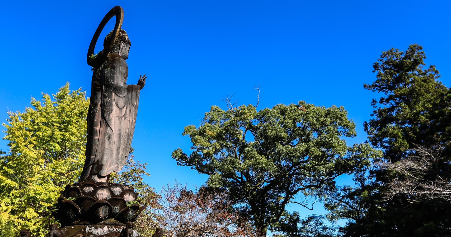 Statue de Bouddha devant le temple