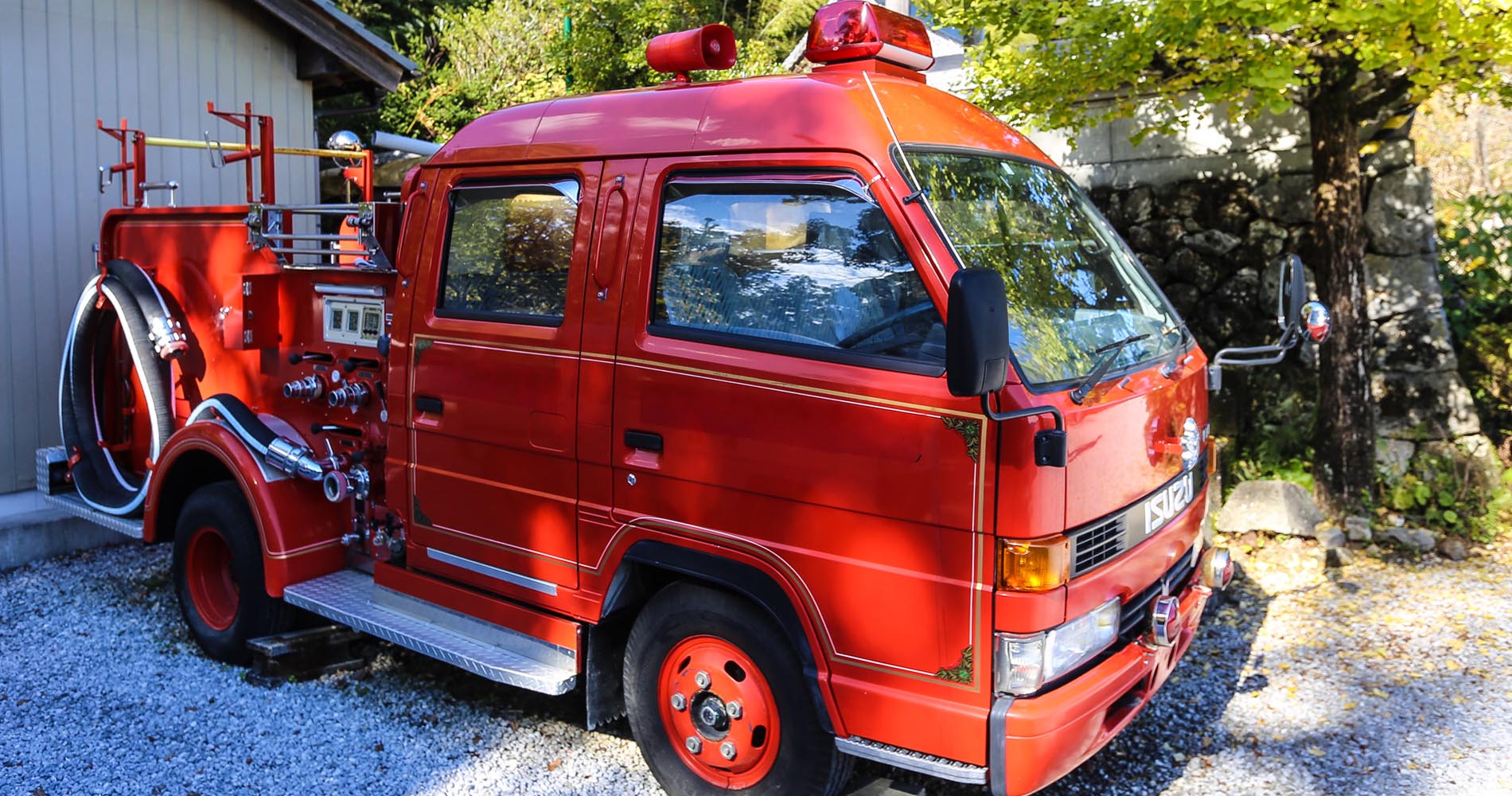 Incongru, un camion de pompier devant Kiyotakiji