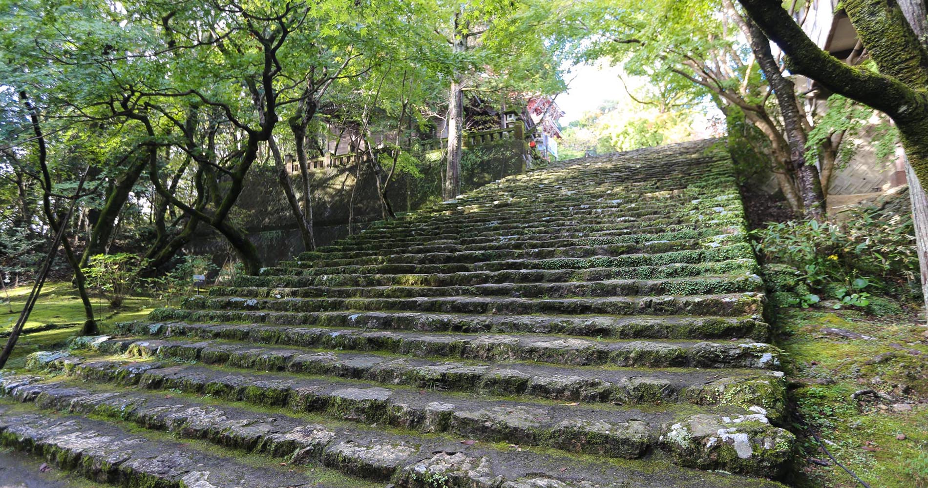 Escalier monumental menant à Chikurinji