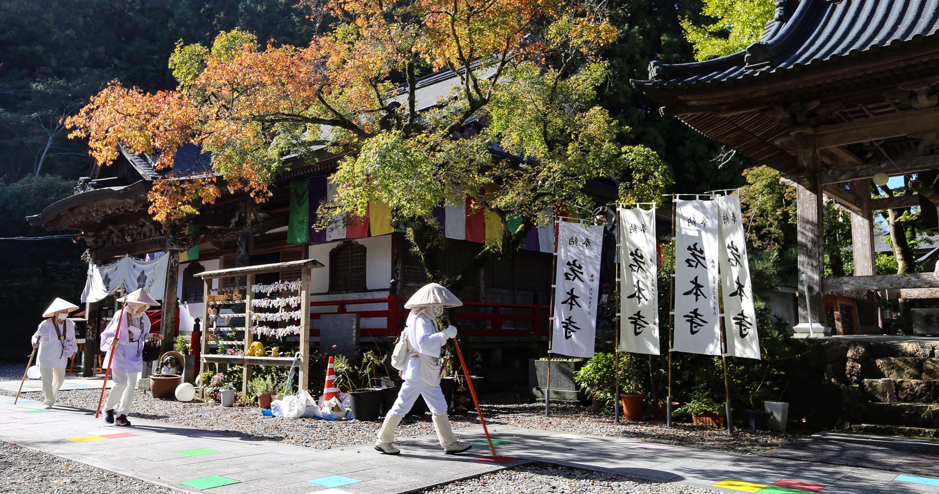 Devant le temple principal de Iwamotoji