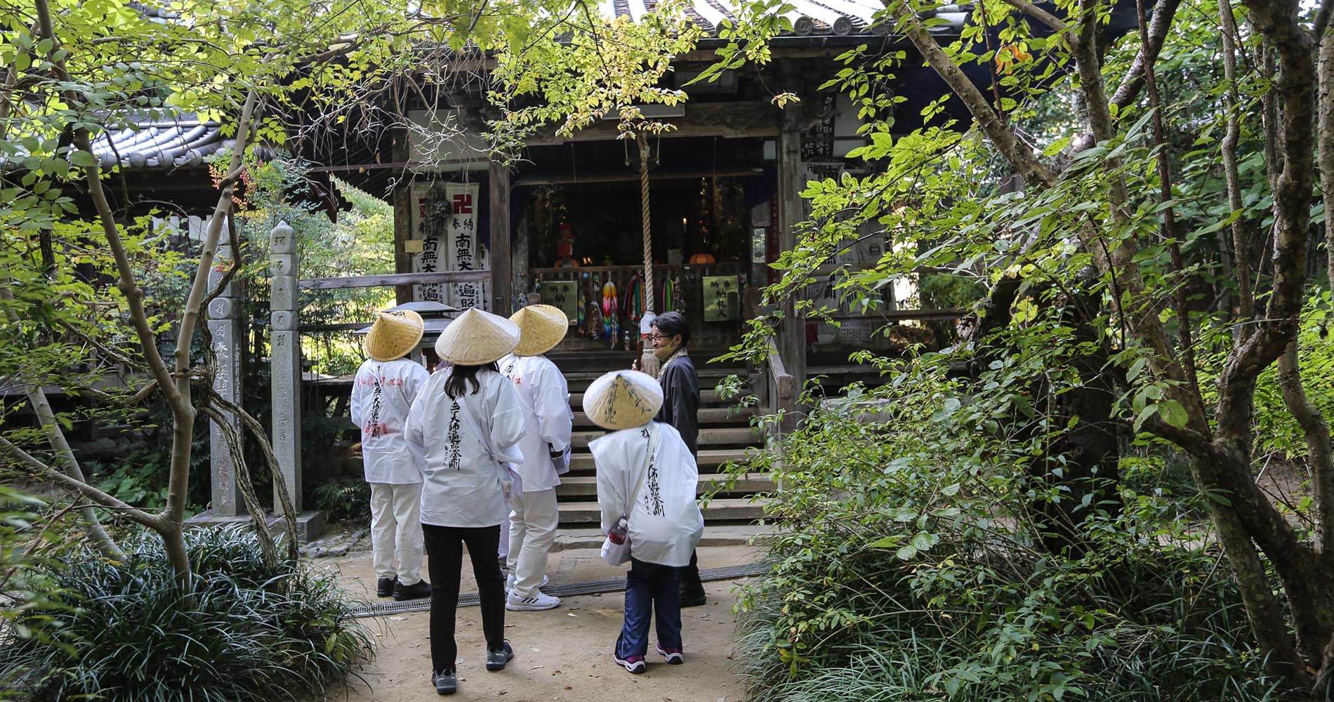 Pèlerins devant le Daishidou