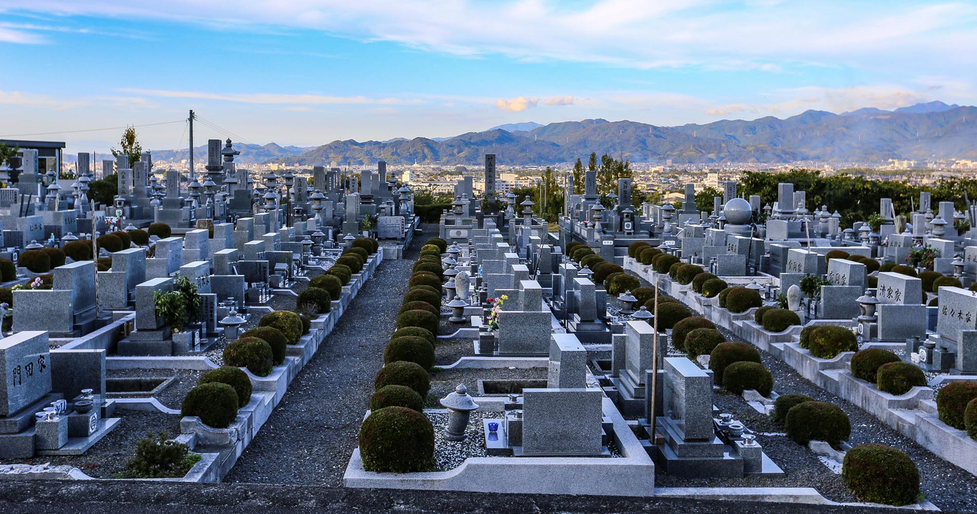 Cimetière au-dessus de la ville de Matsuyama