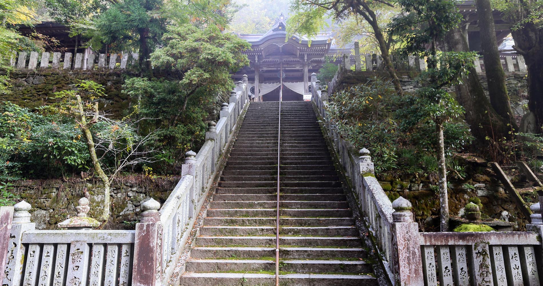 Escalier menant à la terrasse principale