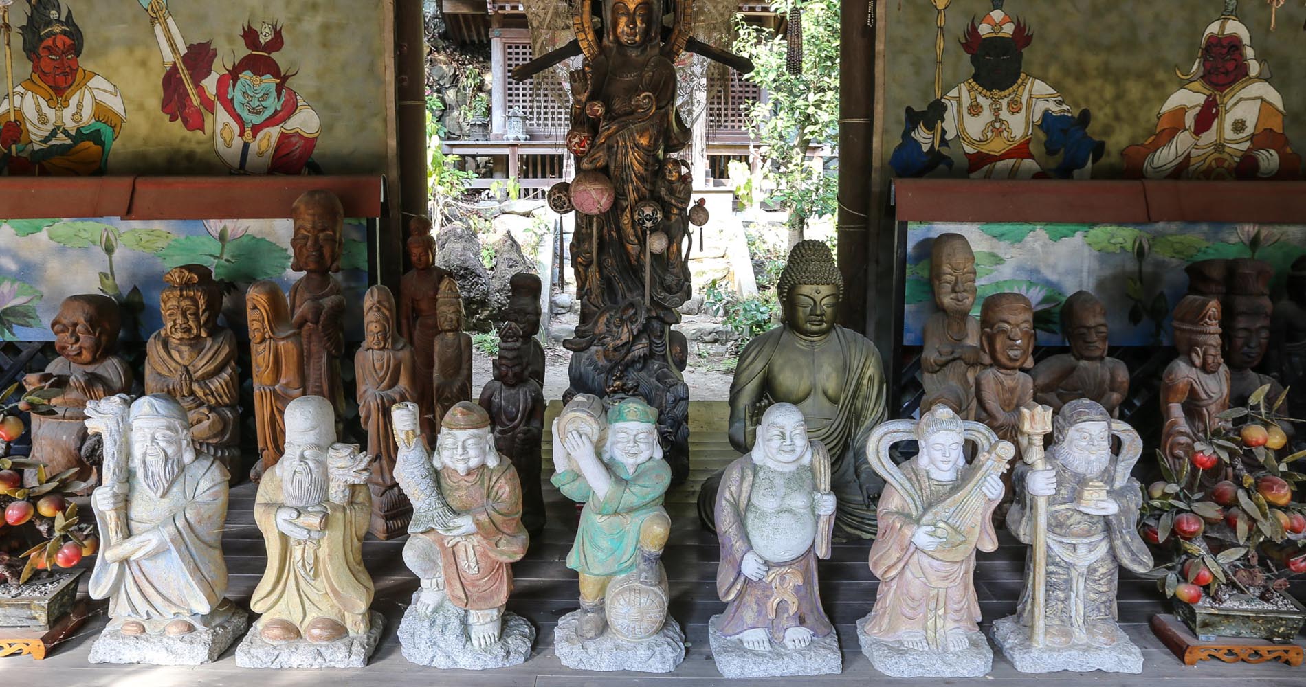 Collections hétéroclites de statues à Ishiteji