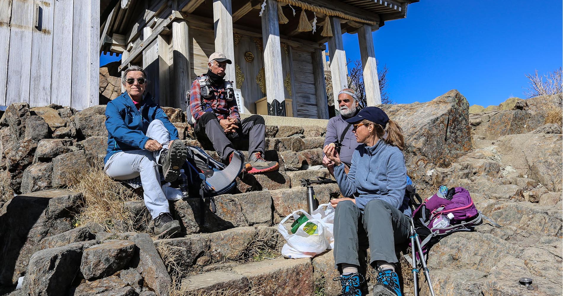 Partie de l’équipe sous le sanctuaire shinto