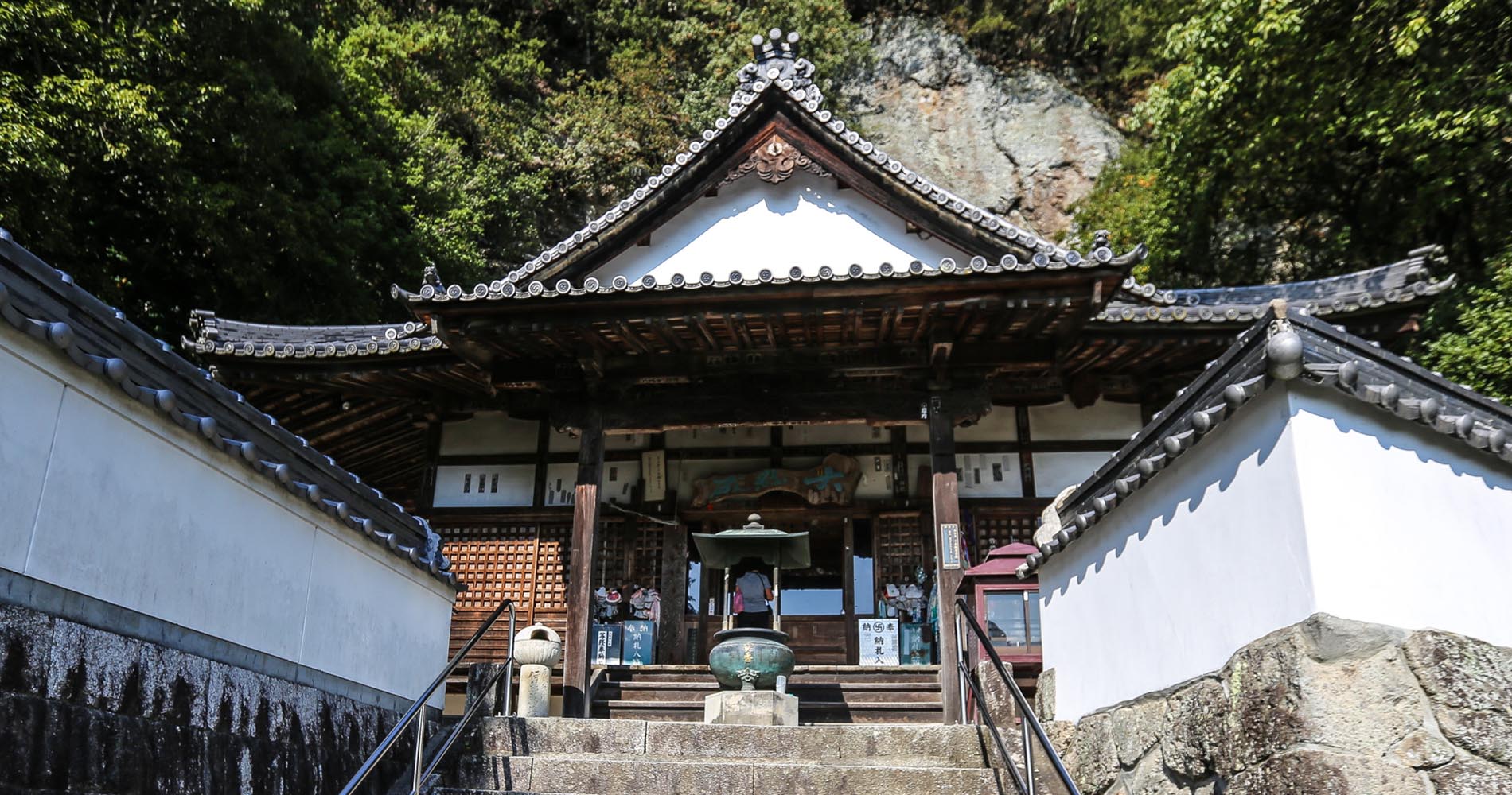 Tout en haut des nombreux escaliers, le temple principal de Iyadaniji