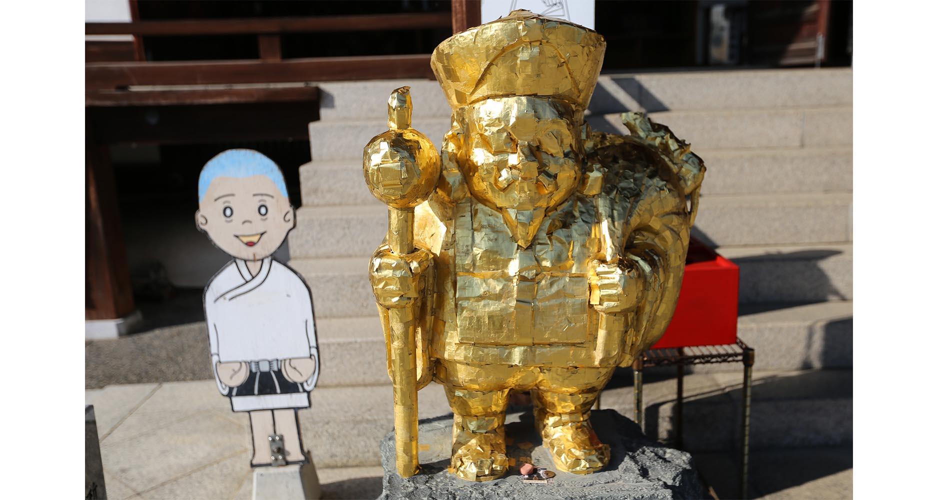 Statue de Kukaï couverte de feuilles d’or