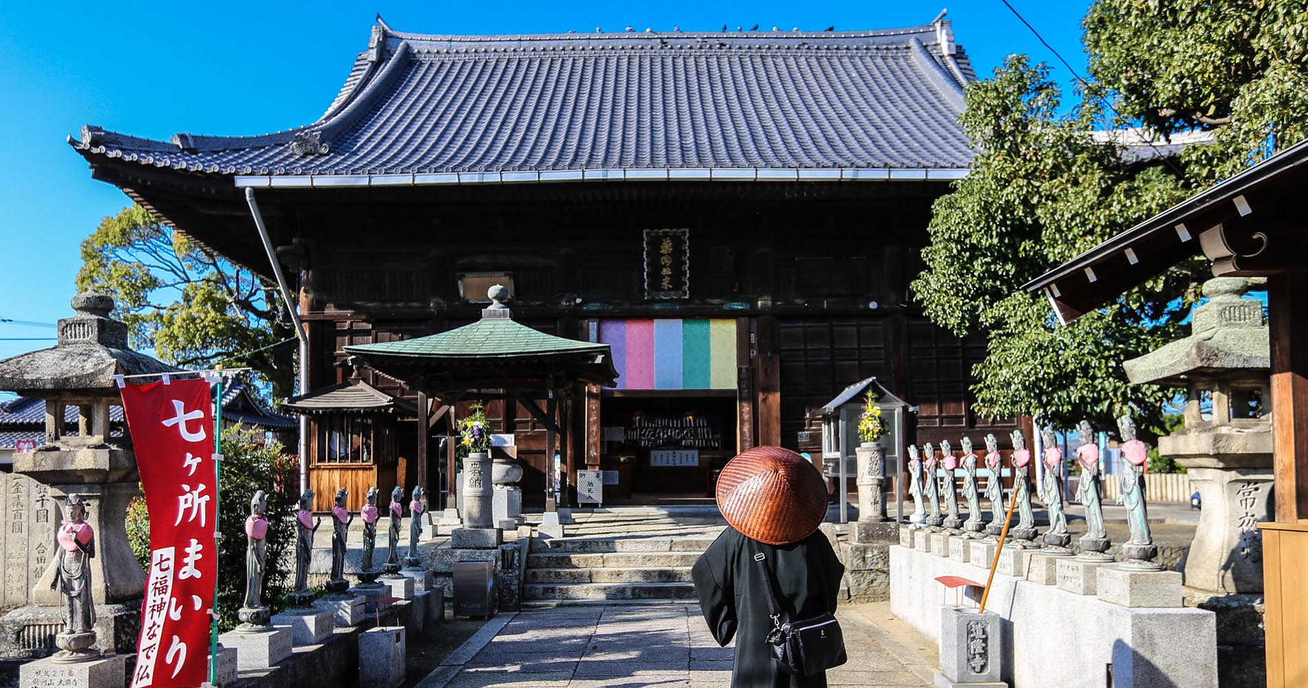 Pèlerin devant le temple principal de Doryuji