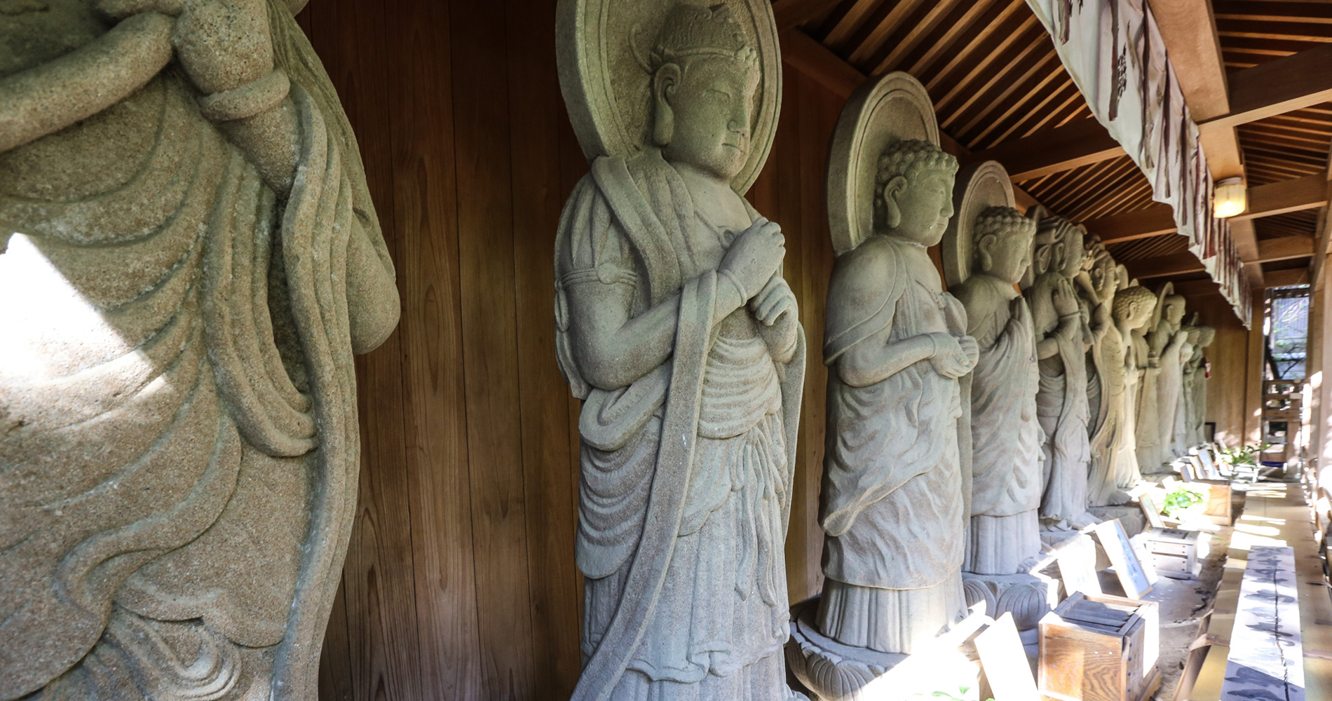 Statues de 13 Bouddhas dans l’enceinte du Ryozenji