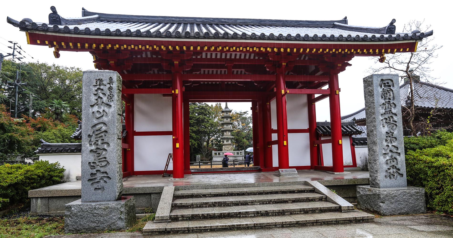 Une des portes (shinto) pour rentrer dans l’enceinte de Yashimaji