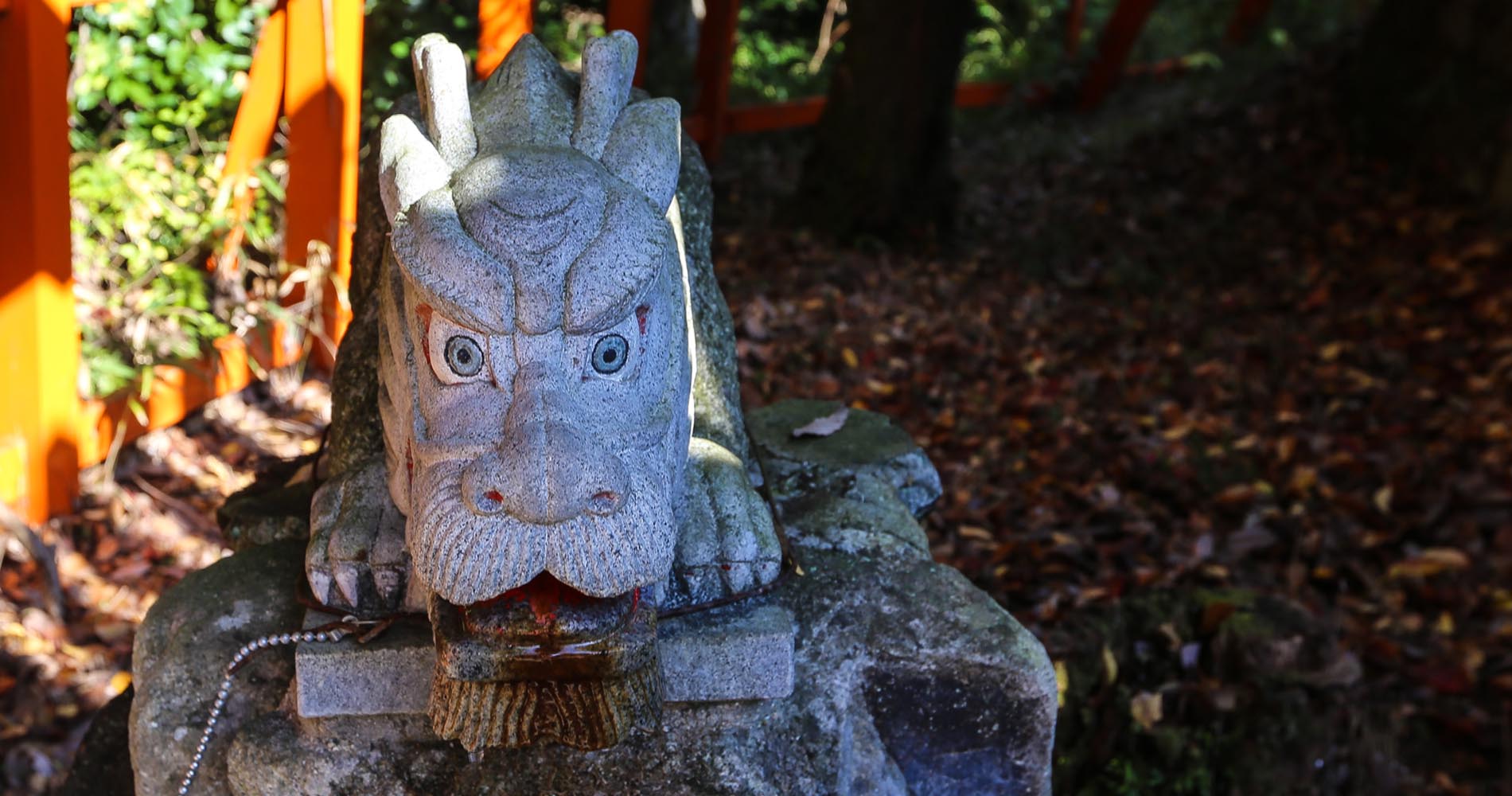 Fontaine sur le site de Fushimi Inari