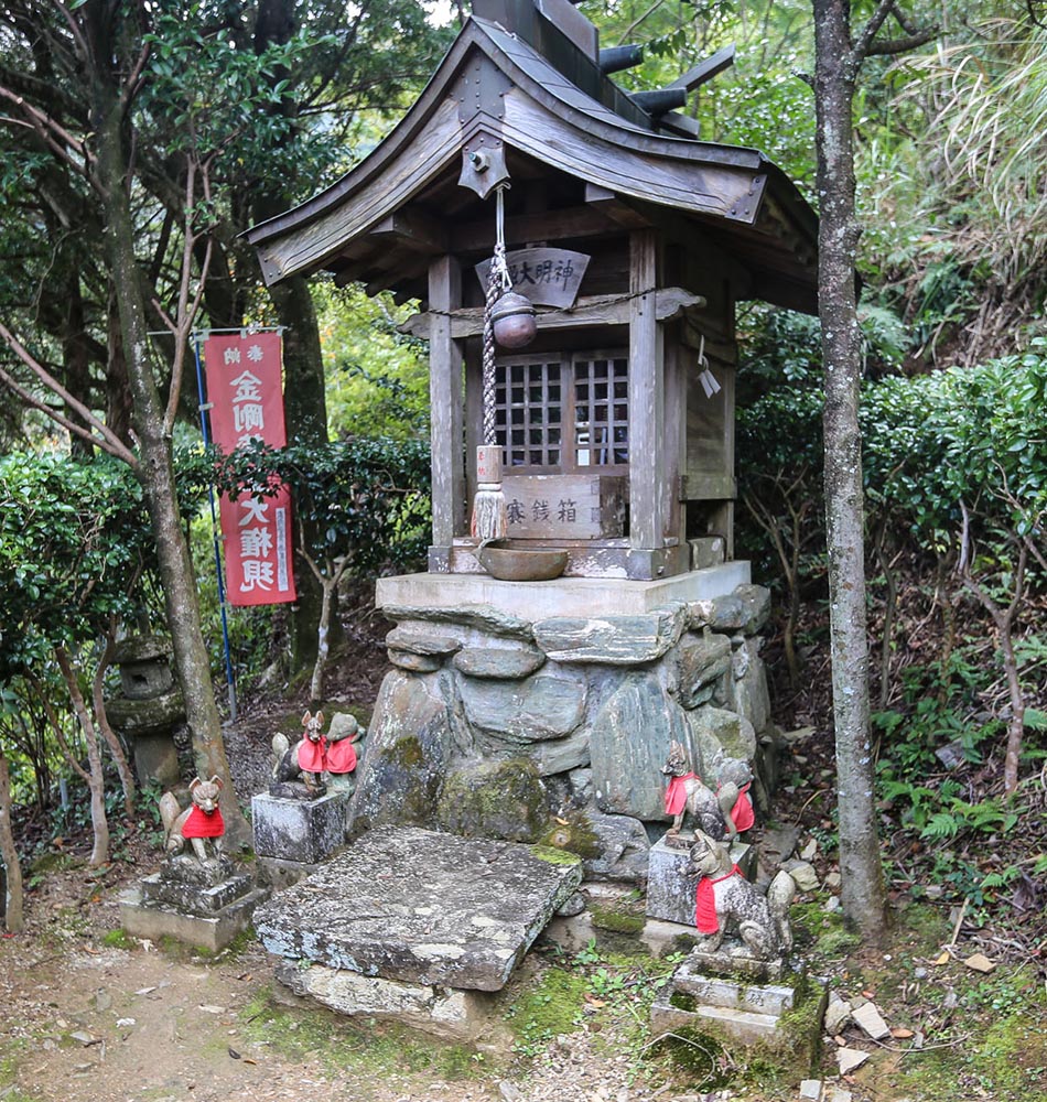 Sanctuaire dédié à Inari, avec les petits renards Kitsune, ses messagers