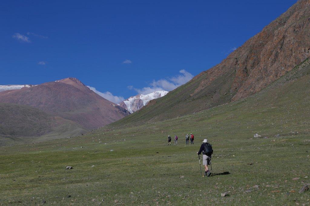 Au coude de la vallée, des sommets glaciaires montrent le bout de leurs nez