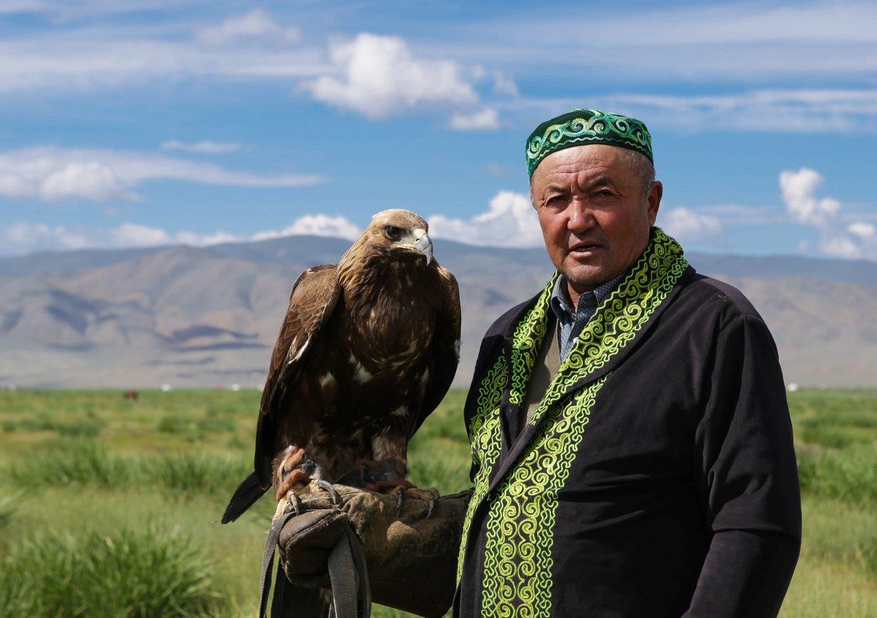 dresseur dans sa tenue traditionnelle altai mongolie kazak