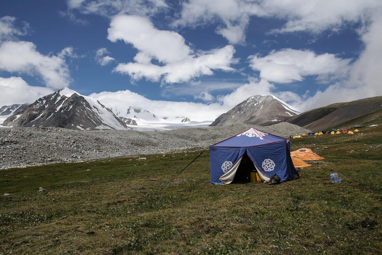 camp de base du glacier Potanine