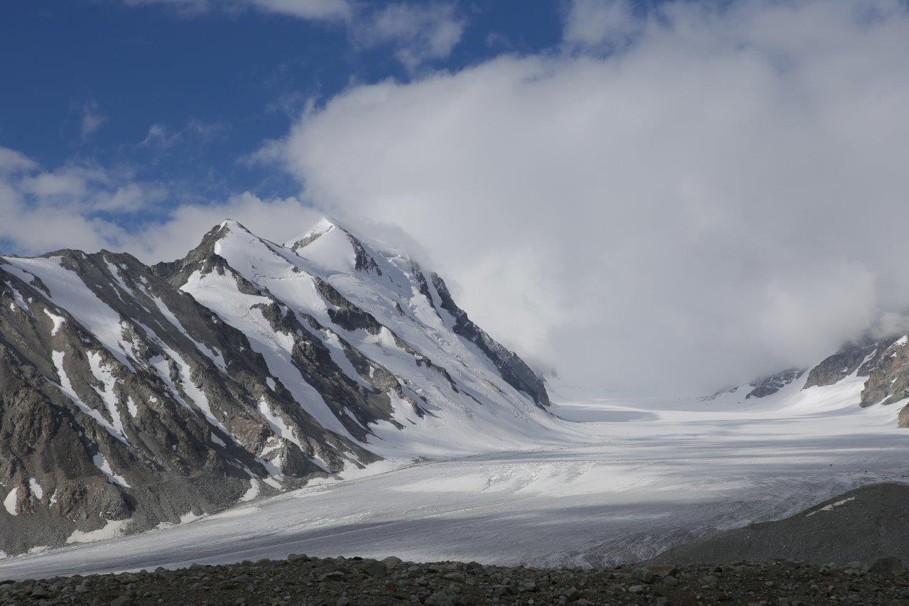 Les sommets et les glaciers de l’Altaï au soleil