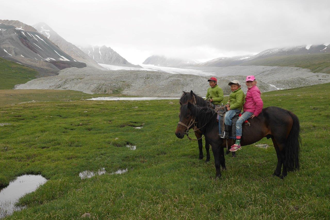 Dès le plus jeune âge il est indispensable de tenir sur un cheval mongolie