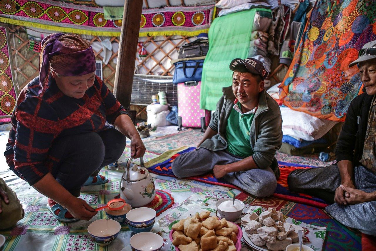 Sous la yourte accueil kazak chaleureux mongolie tsambagarav