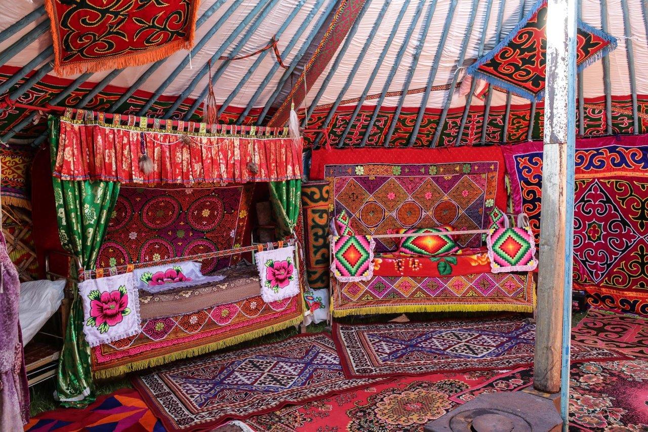 Intérieur richement décoré d’une yourte Kazak