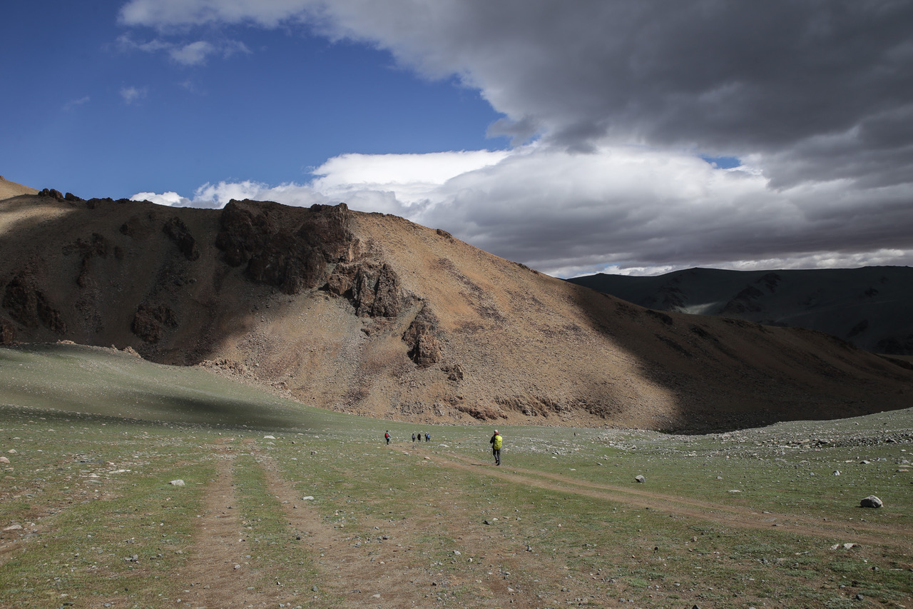 trek tsambagarav formation rocheuse colorée