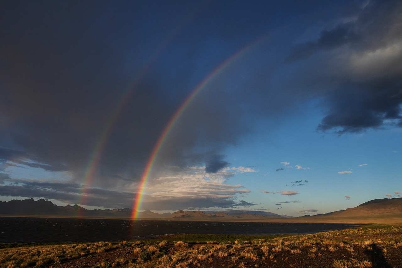 arc en ciel sur le lac Buyan Mongolie Altai