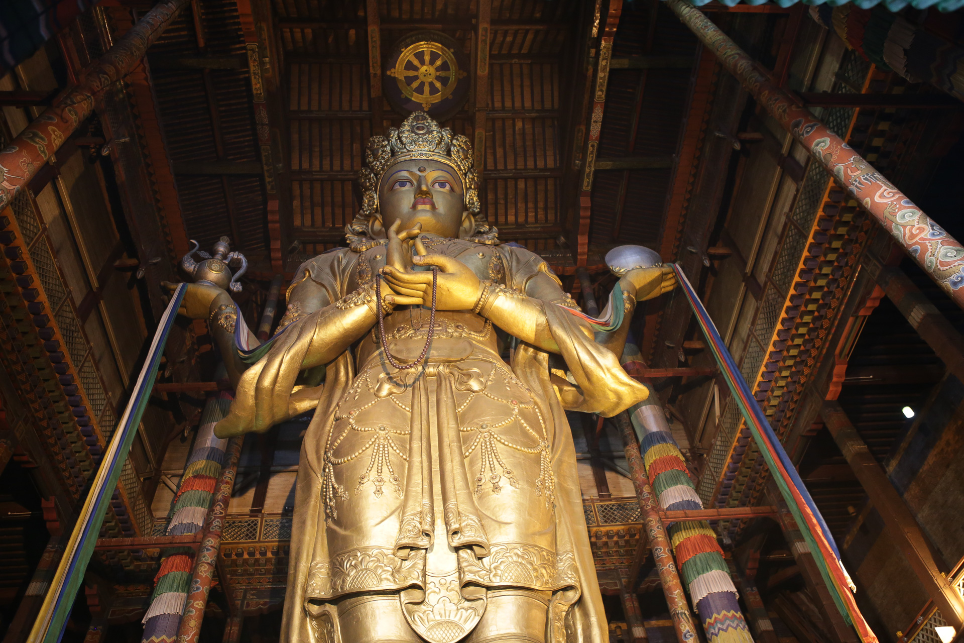 La grande statue d’Avalokiteshvara qui trône au milieu du Mejid Jansaïreg